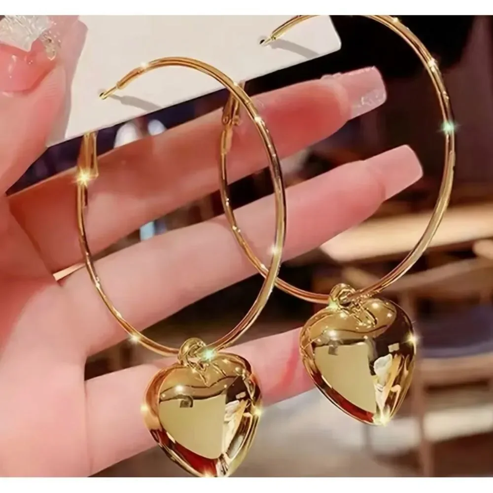 💛 Beautiful goldtone hoops with puffy gold hearts 💛